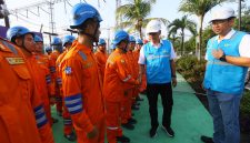 Direktur Utama PLN, Darmawan Prasodjo (kedua dari kanan) dan General Manager PLN Unit Induk Transmisi Jawa Bagian Timur, Handy Wihartady (kanan) ketika meninjau langsung personel Gardu Induk Tegangan Ekstra Tinggi (GITET) 500 kilovolt (kV) Pedan, di Klaten, Jawa Tengah pada Kamis (25/12). Darmawan menjelaskan, 69.000 personel PLN yang tersebar di 3.402 posko seluruh Indonesia masih terus bersiaga 24 jam nonstop untuk mengawal keandalan pasokan listrik hingga akhir periode Siaga Natal 2025 dan Tahun Baru 2026 (Nataru).