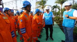 Direktur Utama PLN, Darmawan Prasodjo (kedua dari kanan) dan General Manager PLN Unit Induk Transmisi Jawa Bagian Timur, Handy Wihartady (kanan) ketika meninjau langsung personel Gardu Induk Tegangan Ekstra Tinggi (GITET) 500 kilovolt (kV) Pedan, di Klaten, Jawa Tengah pada Kamis (25/12). Darmawan menjelaskan, 69.000 personel PLN yang tersebar di 3.402 posko seluruh Indonesia masih terus bersiaga 24 jam nonstop untuk mengawal keandalan pasokan listrik hingga akhir periode Siaga Natal 2025 dan Tahun Baru 2026 (Nataru).