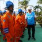 Direktur Utama PLN, Darmawan Prasodjo (kedua dari kanan) dan General Manager PLN Unit Induk Transmisi Jawa Bagian Timur, Handy Wihartady (kanan) ketika meninjau langsung personel Gardu Induk Tegangan Ekstra Tinggi (GITET) 500 kilovolt (kV) Pedan, di Klaten, Jawa Tengah pada Kamis (25/12). Darmawan menjelaskan, 69.000 personel PLN yang tersebar di 3.402 posko seluruh Indonesia masih terus bersiaga 24 jam nonstop untuk mengawal keandalan pasokan listrik hingga akhir periode Siaga Natal 2025 dan Tahun Baru 2026 (Nataru).