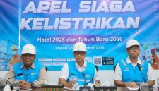 Direktur Utama PLN, Darmawan Prasodjo (tengah), didampingi Direktur Legal dan Manajemen Human Capital PLN, Yusuf Didi Setiarto (kiri), dan General Manager PLN UIT Jawa Bagian Timur, Handy Wihartady (kanan), saat memimpin langsung Commander Call secara daring dengan unit PLN se-Indonesia, subholding dan anak perusahaan di Gardu Induk Tegangan Ekstra Tinggi (GITET) 500 kilovolt (kV) Pedan, Klaten, Jawa Tengah pada Kamis (25/12) untuk memastikan pasokan listrik andal dalam menghadapi periode Natal 2025 dan Tahun Baru 2026.
