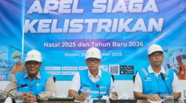 Direktur Utama PLN, Darmawan Prasodjo (tengah), didampingi Direktur Legal dan Manajemen Human Capital PLN, Yusuf Didi Setiarto (kiri), dan General Manager PLN UIT Jawa Bagian Timur, Handy Wihartady (kanan), saat memimpin langsung Commander Call secara daring dengan unit PLN se-Indonesia, subholding dan anak perusahaan di Gardu Induk Tegangan Ekstra Tinggi (GITET) 500 kilovolt (kV) Pedan, Klaten, Jawa Tengah pada Kamis (25/12) untuk memastikan pasokan listrik andal dalam menghadapi periode Natal 2025 dan Tahun Baru 2026.