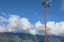 Petugas PLN berhasil mendirikan jaringan distribusi listrik di Kabupaten Aceh Tengah setelah akses jalan terbuka