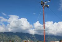 Petugas PLN berhasil mendirikan jaringan distribusi listrik di Kabupaten Aceh Tengah setelah akses jalan terbuka