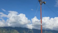 Petugas PLN berhasil mendirikan jaringan distribusi listrik di Kabupaten Aceh Tengah setelah akses jalan terbuka