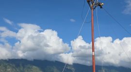 Petugas PLN berhasil mendirikan jaringan distribusi listrik di Kabupaten Aceh Tengah setelah akses jalan terbuka