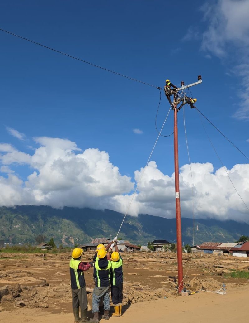 Petugas PLN berhasil mendirikan jaringan distribusi listrik di Kabupaten Aceh Tengah setelah akses jalan terbuka