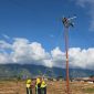 Petugas PLN berhasil mendirikan jaringan distribusi listrik di Kabupaten Aceh Tengah setelah akses jalan terbuka