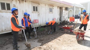 Kementerian PU Bersihkan Lumpur RSUD Pidie Jaya Pasca-Bencana