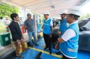 Direktur Utama PLN, Darmawan Prasodjo (tengah) bersama Direktur Retail & Niaga PLN, Adi Priyanto (kanan) dan General Manager PLN UID Jateng & DIY, Bramantyo Anggun Pambudi (kedua dari kanan) ketika memastikan langsung para pengguna EV (kiri) memperoleh layanan pengisian daya yang memadai di Rest Area KM 275A Tol Trans Jawa, Tegal, Jawa Tengah pada Rabu (24/12).