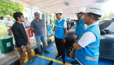 Direktur Utama PLN, Darmawan Prasodjo (tengah) bersama Direktur Retail & Niaga PLN, Adi Priyanto (kanan) dan General Manager PLN UID Jateng & DIY, Bramantyo Anggun Pambudi (kedua dari kanan) ketika memastikan langsung para pengguna EV (kiri) memperoleh layanan pengisian daya yang memadai di Rest Area KM 275A Tol Trans Jawa, Tegal, Jawa Tengah pada Rabu (24/12).
