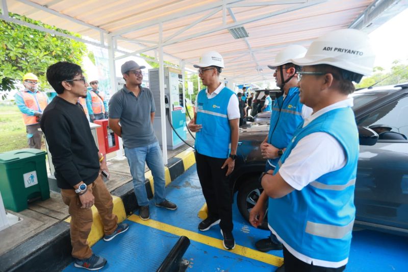 Direktur Utama PLN, Darmawan Prasodjo (tengah) bersama Direktur Retail & Niaga PLN, Adi Priyanto (kanan) dan General Manager PLN UID Jateng & DIY, Bramantyo Anggun Pambudi (kedua dari kanan) ketika memastikan langsung para pengguna EV (kiri) memperoleh layanan pengisian daya yang memadai di Rest Area KM 275A Tol Trans Jawa, Tegal, Jawa Tengah pada Rabu (24/12).