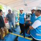Direktur Utama PLN, Darmawan Prasodjo (tengah) bersama Direktur Retail & Niaga PLN, Adi Priyanto (kanan) dan General Manager PLN UID Jateng & DIY, Bramantyo Anggun Pambudi (kedua dari kanan) ketika memastikan langsung para pengguna EV (kiri) memperoleh layanan pengisian daya yang memadai di Rest Area KM 275A Tol Trans Jawa, Tegal, Jawa Tengah pada Rabu (24/12).