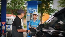 Ilustrasi Pengguna kendaraan listrik saat mengisi daya di Stasiun Pengisian Kendaraan Listrik Umum (SPKLU). Untuk menyambut Nataru, PLN menyediakan sebanyak 1.515 unit SPKLU di sepanjang jalur utama mudik Trans Sumatra-Jawa-Bali.