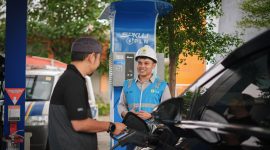 Ilustrasi Pengguna kendaraan listrik saat mengisi daya di Stasiun Pengisian Kendaraan Listrik Umum (SPKLU). Untuk menyambut Nataru, PLN menyediakan sebanyak 1.515 unit SPKLU di sepanjang jalur utama mudik Trans Sumatra-Jawa-Bali.