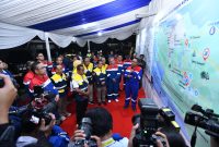 Menteri ESDM Bahlil Lahadalia didampingi Direktur Utama Pertamina Simon Aloysius Mantiri beserta rombongan melakukan peninjauan ke gallery walk di Intergrated Terminal Jakarta dalam acara Kunjungan Satgas Nataru, pada Minggu (28/12).
