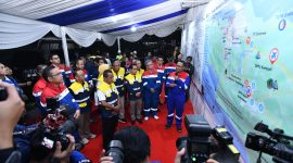 Menteri ESDM Bahlil Lahadalia didampingi Direktur Utama Pertamina Simon Aloysius Mantiri beserta rombongan melakukan peninjauan ke gallery walk di Intergrated Terminal Jakarta dalam acara Kunjungan Satgas Nataru, pada Minggu (28/12).
