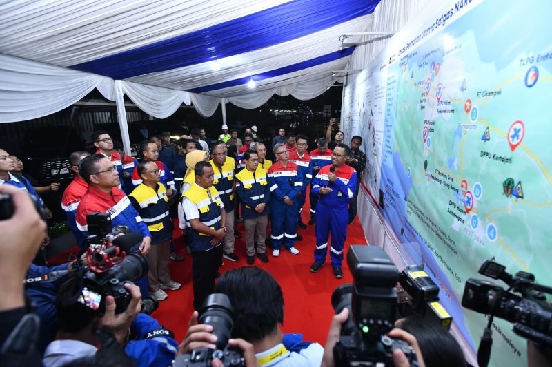 Menteri ESDM Bahlil Lahadalia didampingi Direktur Utama Pertamina Simon Aloysius Mantiri beserta rombongan melakukan peninjauan ke gallery walk di Intergrated Terminal Jakarta dalam acara Kunjungan Satgas Nataru, pada Minggu (28/12).
