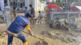 Tampak salah satu relawan PLN bersama masyarakat setempat bergotong royong membersihkan Masjid Babul Falah di Kuala Simpang, Aceh Tamiang, dari tumpukan lumpur pascabanjir yang melanda wilayah tersebut. Upaya pemulihan masjid tersebut dilakukan di lima kabupaten terdampak terparah, yaitu Aceh Tamiang, Bener Meriah, Gayo Lues, Aceh Timur, dan Aceh Tengah.