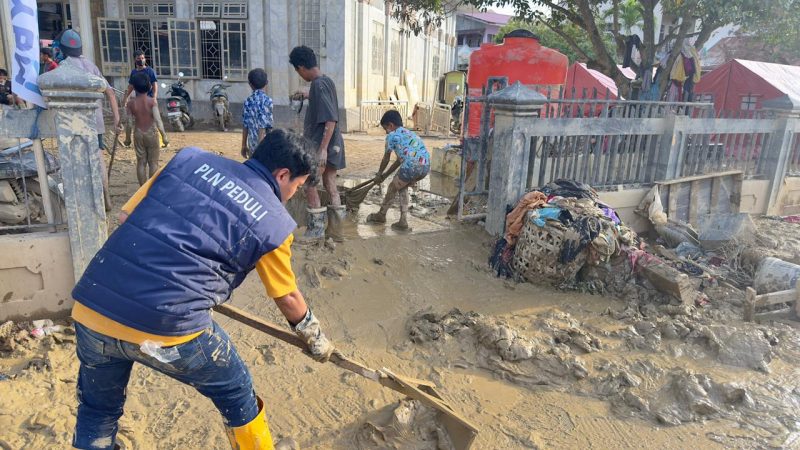 Tampak salah satu relawan PLN bersama masyarakat setempat bergotong royong membersihkan Masjid Babul Falah di Kuala Simpang, Aceh Tamiang, dari tumpukan lumpur pascabanjir yang melanda wilayah tersebut. Upaya pemulihan masjid tersebut dilakukan di lima kabupaten terdampak terparah, yaitu Aceh Tamiang, Bener Meriah, Gayo Lues, Aceh Timur, dan Aceh Tengah.