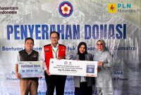 Ketua Persatuan Istri Karyawan dan Karyawati PLN Nusantara Power Diana Rulita (kanan), Wakil Ketua Bidang Sekretariat Persatuan Istri Karyawan dan Karyawati PLN NP Maesa Uswa Eastyqoma (dua dari  kanan), bersama Manager CSR PLN NP Rinda Primawarto (kiri) saat menyerahkan simbolis donasi bantuan yang akan disalurkan guna membantu warga terdampak bencana di Aceh, Sumatra Barat, dan Sumatra Utara.