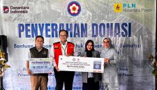 Ketua Persatuan Istri Karyawan dan Karyawati PLN Nusantara Power Diana Rulita (kanan), Wakil Ketua Bidang Sekretariat Persatuan Istri Karyawan dan Karyawati PLN NP Maesa Uswa Eastyqoma (dua dari  kanan), bersama Manager CSR PLN NP Rinda Primawarto (kiri) saat menyerahkan simbolis donasi bantuan yang akan disalurkan guna membantu warga terdampak bencana di Aceh, Sumatra Barat, dan Sumatra Utara.