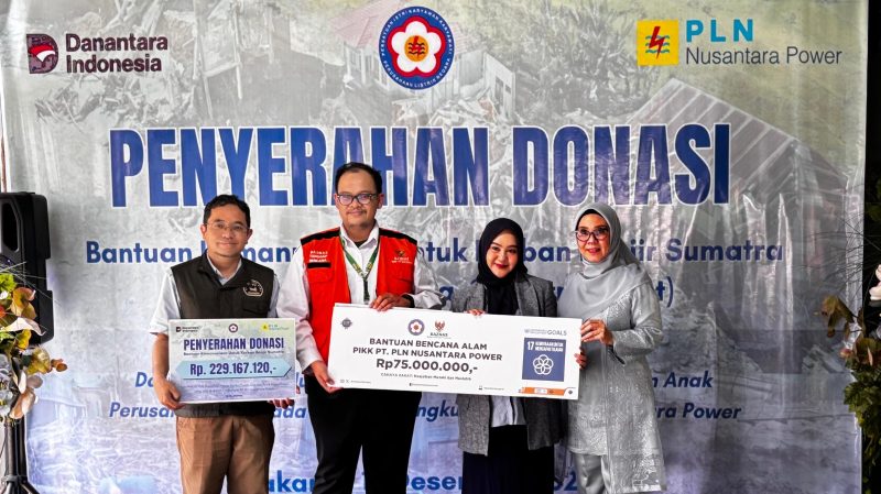 Ketua Persatuan Istri Karyawan dan Karyawati PLN Nusantara Power Diana Rulita (kanan), Wakil Ketua Bidang Sekretariat Persatuan Istri Karyawan dan Karyawati PLN NP Maesa Uswa Eastyqoma (dua dari  kanan), bersama Manager CSR PLN NP Rinda Primawarto (kiri) saat menyerahkan simbolis donasi bantuan yang akan disalurkan guna membantu warga terdampak bencana di Aceh, Sumatra Barat, dan Sumatra Utara.