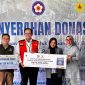 Ketua Persatuan Istri Karyawan dan Karyawati PLN Nusantara Power Diana Rulita (kanan), Wakil Ketua Bidang Sekretariat Persatuan Istri Karyawan dan Karyawati PLN NP Maesa Uswa Eastyqoma (dua dari  kanan), bersama Manager CSR PLN NP Rinda Primawarto (kiri) saat menyerahkan simbolis donasi bantuan yang akan disalurkan guna membantu warga terdampak bencana di Aceh, Sumatra Barat, dan Sumatra Utara.