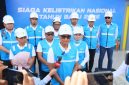 Direktur Utama PLN, Darmawan Prasodjo (depan) didampingi Direktur Distribusi PLN, Arsyadani G. Akmalaputri (ketiga dari kanan) dan para jajaran manajemen PLN saat sesi doorstop media dalam Siaga Kelistrikan Nasional Tahun Baru 2026 di Kantor Unit Layanan Pelanggan (ULP) Kuala Simpang, Aceh Tamiang pada Rabu, (31/12). Ia menyampaikan bahwa beban listrik nasional pada malam pergantian tahun diperkirakan mencapai sekitar 41,6 gigawatt (GW) dengan daya mampu seluruh pembangkit sebesar 70,8 GW, sehingga memberikan cadangan daya dan keandalan suplai listrik yang cukup pada momen pergantian tahun.