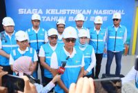 Direktur Utama PLN, Darmawan Prasodjo (depan) didampingi Direktur Distribusi PLN, Arsyadani G. Akmalaputri (ketiga dari kanan) dan para jajaran manajemen PLN saat sesi doorstop media dalam Siaga Kelistrikan Nasional Tahun Baru 2026 di Kantor Unit Layanan Pelanggan (ULP) Kuala Simpang, Aceh Tamiang pada Rabu, (31/12). Ia menyampaikan bahwa beban listrik nasional pada malam pergantian tahun diperkirakan mencapai sekitar 41,6 gigawatt (GW) dengan daya mampu seluruh pembangkit sebesar 70,8 GW, sehingga memberikan cadangan daya dan keandalan suplai listrik yang cukup pada momen pergantian tahun.