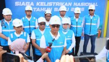 Direktur Utama PLN, Darmawan Prasodjo (depan) didampingi Direktur Distribusi PLN, Arsyadani G. Akmalaputri (ketiga dari kanan) dan para jajaran manajemen PLN saat sesi doorstop media dalam Siaga Kelistrikan Nasional Tahun Baru 2026 di Kantor Unit Layanan Pelanggan (ULP) Kuala Simpang, Aceh Tamiang pada Rabu, (31/12). Ia menyampaikan bahwa beban listrik nasional pada malam pergantian tahun diperkirakan mencapai sekitar 41,6 gigawatt (GW) dengan daya mampu seluruh pembangkit sebesar 70,8 GW, sehingga memberikan cadangan daya dan keandalan suplai listrik yang cukup pada momen pergantian tahun.