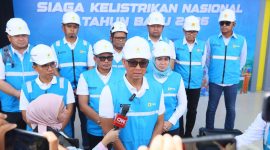 Direktur Utama PLN, Darmawan Prasodjo (depan) didampingi Direktur Distribusi PLN, Arsyadani G. Akmalaputri (ketiga dari kanan) dan para jajaran manajemen PLN saat sesi doorstop media dalam Siaga Kelistrikan Nasional Tahun Baru 2026 di Kantor Unit Layanan Pelanggan (ULP) Kuala Simpang, Aceh Tamiang pada Rabu, (31/12). Ia menyampaikan bahwa beban listrik nasional pada malam pergantian tahun diperkirakan mencapai sekitar 41,6 gigawatt (GW) dengan daya mampu seluruh pembangkit sebesar 70,8 GW, sehingga memberikan cadangan daya dan keandalan suplai listrik yang cukup pada momen pergantian tahun.