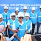 Direktur Utama PLN, Darmawan Prasodjo (depan) didampingi Direktur Distribusi PLN, Arsyadani G. Akmalaputri (ketiga dari kanan) dan para jajaran manajemen PLN saat sesi doorstop media dalam Siaga Kelistrikan Nasional Tahun Baru 2026 di Kantor Unit Layanan Pelanggan (ULP) Kuala Simpang, Aceh Tamiang pada Rabu, (31/12). Ia menyampaikan bahwa beban listrik nasional pada malam pergantian tahun diperkirakan mencapai sekitar 41,6 gigawatt (GW) dengan daya mampu seluruh pembangkit sebesar 70,8 GW, sehingga memberikan cadangan daya dan keandalan suplai listrik yang cukup pada momen pergantian tahun.