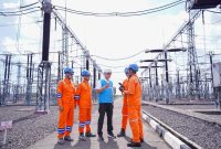 Direktur Utama PLN, Darmawan Prasodjo (tengah) saat meninjau langsung operasi Gardu Induk Tegangan Ekstra Tinggi (GITET) 500 kilovolt (kV) Pedan, di Klaten, Jawa Tengah pada Kamis (25/12).