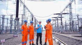 Direktur Utama PLN, Darmawan Prasodjo (tengah) saat meninjau langsung operasi Gardu Induk Tegangan Ekstra Tinggi (GITET) 500 kilovolt (kV) Pedan, di Klaten, Jawa Tengah pada Kamis (25/12).
