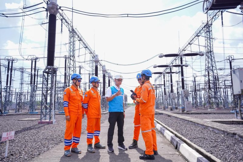 Direktur Utama PLN, Darmawan Prasodjo (tengah) saat meninjau langsung operasi Gardu Induk Tegangan Ekstra Tinggi (GITET) 500 kilovolt (kV) Pedan, di Klaten, Jawa Tengah pada Kamis (25/12).