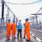 Direktur Utama PLN, Darmawan Prasodjo (tengah) saat meninjau langsung operasi Gardu Induk Tegangan Ekstra Tinggi (GITET) 500 kilovolt (kV) Pedan, di Klaten, Jawa Tengah pada Kamis (25/12).