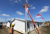 Petugas PLN melakukan penyambungan jaringan listrik di kawasan Rumah Hunian Danantara (Huntara) Aceh Tamiang. PLN telah menyiapkan infrastruktur kelistrikan di kawasan tersebut, seperti pembangunan trafo, jaringan listrik, dan kWh meter untuk masing-masing rumah yang telah terbangun.