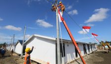 Petugas PLN melakukan penyambungan jaringan listrik di kawasan Rumah Hunian Danantara (Huntara) Aceh Tamiang. PLN telah menyiapkan infrastruktur kelistrikan di kawasan tersebut, seperti pembangunan trafo, jaringan listrik, dan kWh meter untuk masing-masing rumah yang telah terbangun.