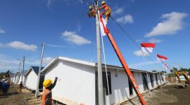 Petugas PLN melakukan penyambungan jaringan listrik di kawasan Rumah Hunian Danantara (Huntara) Aceh Tamiang. PLN telah menyiapkan infrastruktur kelistrikan di kawasan tersebut, seperti pembangunan trafo, jaringan listrik, dan kWh meter untuk masing-masing rumah yang telah terbangun.