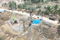 Proses pendirian tower transmisi 150 kV Pangkalan Brandan-Langsa jalur 2.