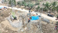 Proses pendirian tower transmisi 150 kV Pangkalan Brandan-Langsa jalur 2.