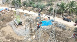 Proses pendirian tower transmisi 150 kV Pangkalan Brandan-Langsa jalur 2.
