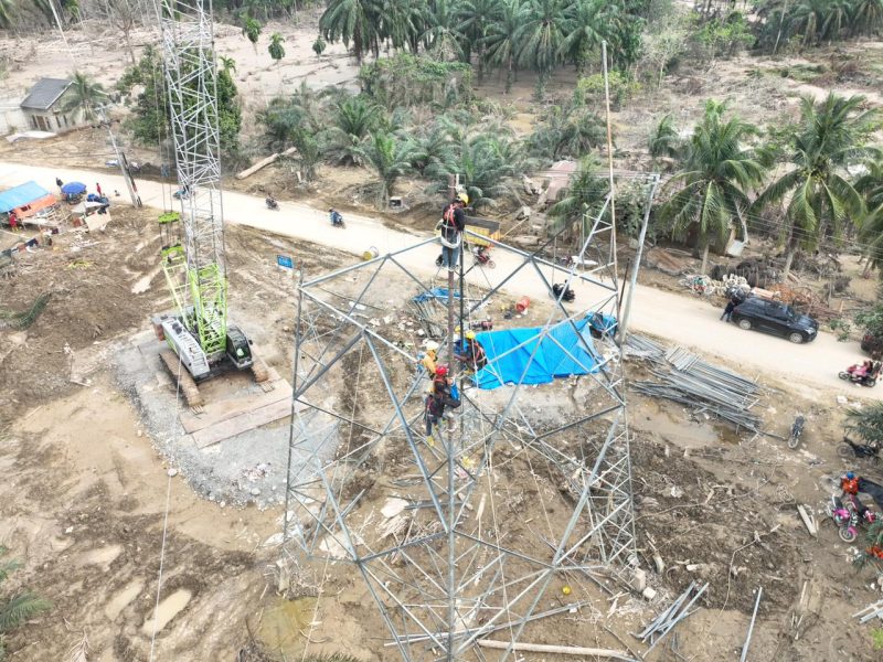 Proses pendirian tower transmisi 150 kV Pangkalan Brandan-Langsa jalur 2.