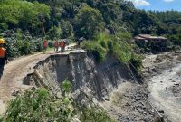 Petugas PLN terus bergerak memulihkan jaringan distribusi listrik pascabencana banjir dan longsor di Desa Jamur Ujung, Kabupaten Bener Meriah.