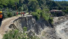 Petugas PLN terus bergerak memulihkan jaringan distribusi listrik pascabencana banjir dan longsor di Desa Jamur Ujung, Kabupaten Bener Meriah.