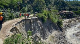 Petugas PLN terus bergerak memulihkan jaringan distribusi listrik pascabencana banjir dan longsor di Desa Jamur Ujung, Kabupaten Bener Meriah.
