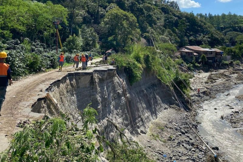 Petugas PLN terus bergerak memulihkan jaringan distribusi listrik pascabencana banjir dan longsor di Desa Jamur Ujung, Kabupaten Bener Meriah.
