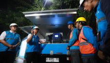 Direktur Utama PLN, Darmawan Prasodjo (kedua dari kiri) ketika memberikan motivasi para petugas yang mengoperasikan SPKLU Mobile. Diketahui, PLN juga PLN juga menyiapkan 15 unit SPKLU Mobile yang tersebar di sepanjang jalur utama mudik. SPKLU Mobile merupakan unit pengisian daya EV yang tidak dipasang secara permanen di satu lokasi dan bisa dipindahkan sesuai kebutuhan darurat.