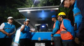Direktur Utama PLN, Darmawan Prasodjo (kedua dari kiri) ketika memberikan motivasi para petugas yang mengoperasikan SPKLU Mobile. Diketahui, PLN juga PLN juga menyiapkan 15 unit SPKLU Mobile yang tersebar di sepanjang jalur utama mudik. SPKLU Mobile merupakan unit pengisian daya EV yang tidak dipasang secara permanen di satu lokasi dan bisa dipindahkan sesuai kebutuhan darurat.