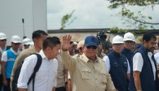 Presiden Republik Indonesia, Prabowo Subianto (depan) saat meninjau progres pembangunan Rumah Hunian Danantara (Huntara) di Aceh Tamiang pada Kamis, 1 Januari 2026. Sumber foto: Biro Pers Sekretariat Presiden